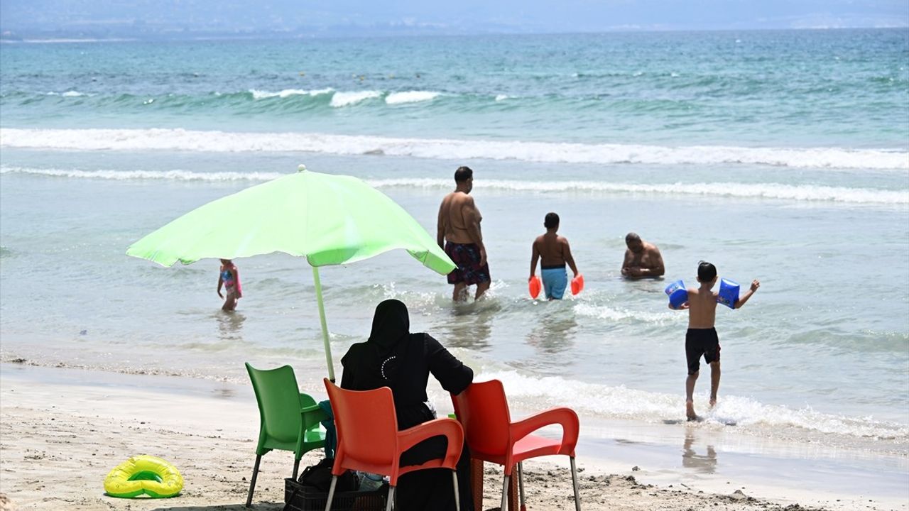 Lübnanlılar, İsrail'in Tehditlerine Rağmen Plajlarda