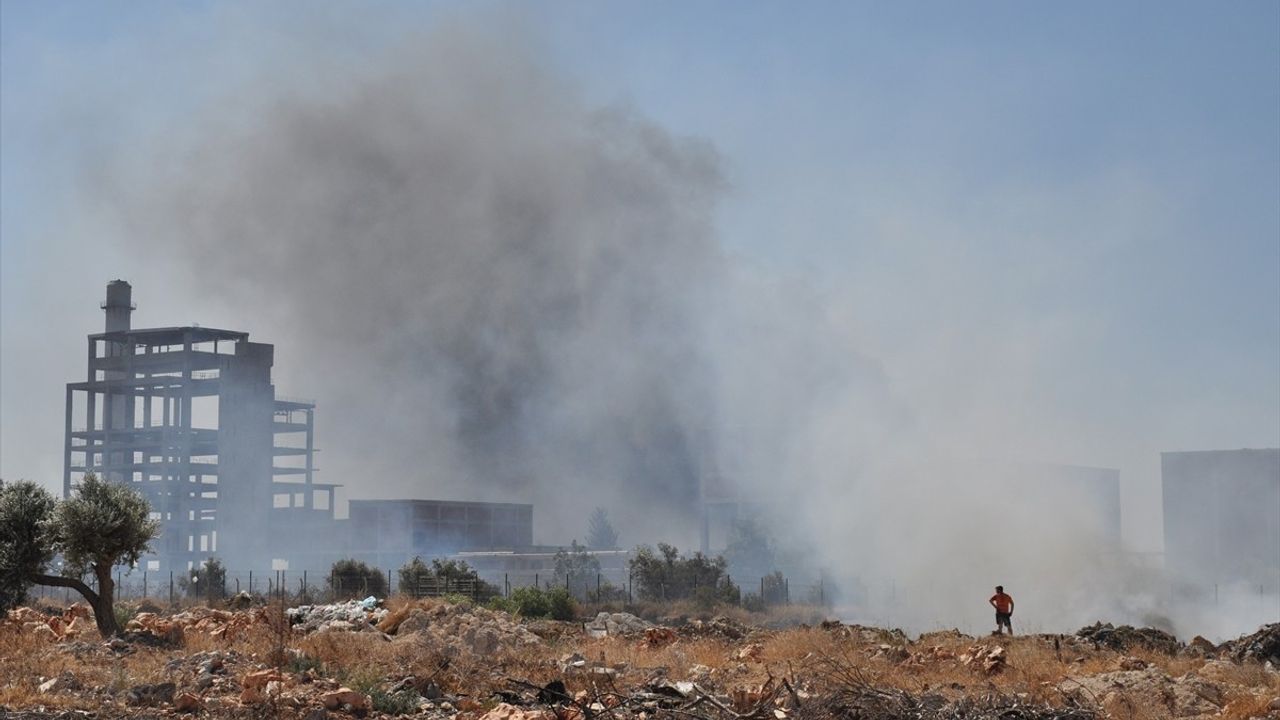 Mersin'deki Eski Kağıt Fabrikasında Yangın Kontrol Altına Alındı