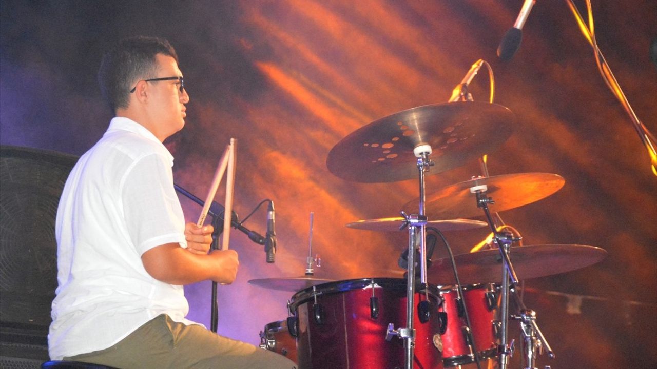 Muğla'da Özel Bir An: Otizmli Sanatçı Bateri Performansıyla İzleyicileri Büyüledi