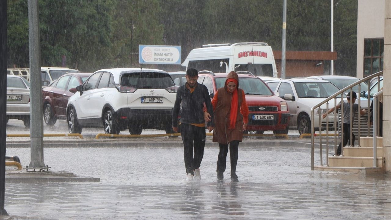 Niğde'de Sağanak Yağış Hayatı Olumsuz Etkiledi