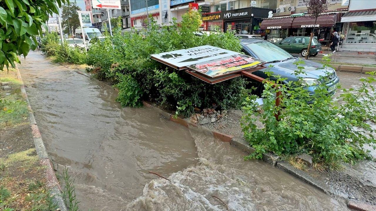 Osmaniye'de Sağanak Yağmur ve Şiddetli Rüzgar Hayatı Olumsuz Etkiledi