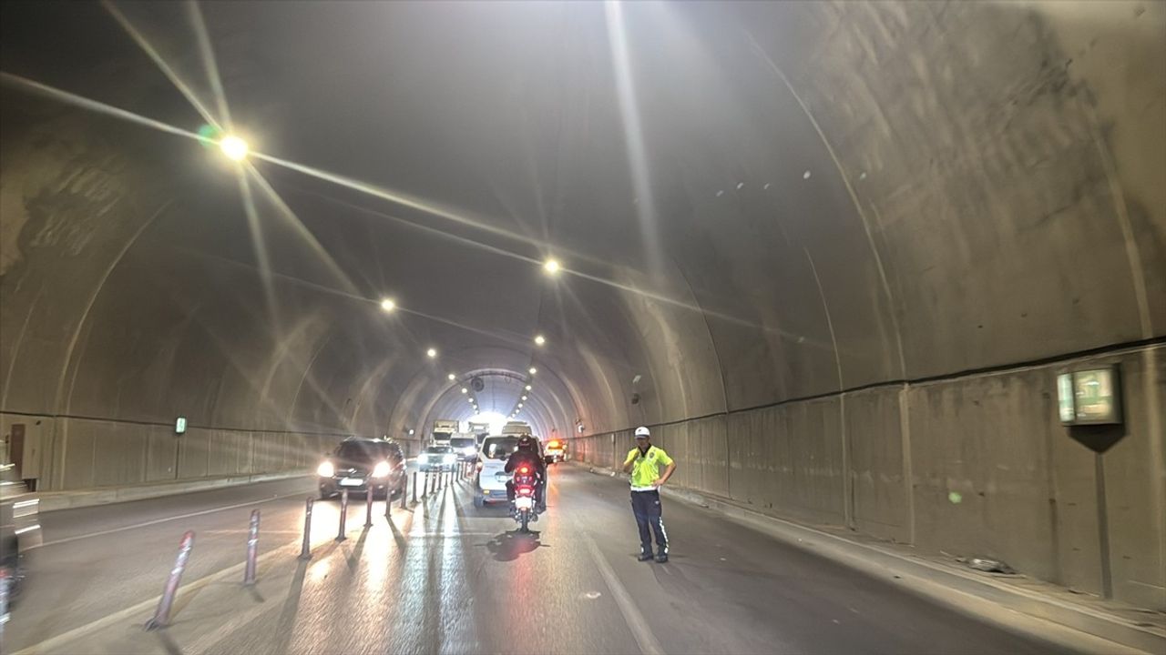 Pendik'te Tünel Kazası: Havalandırma Fanı Düşerek Trafik Sıkışıklığına Yol Açtı