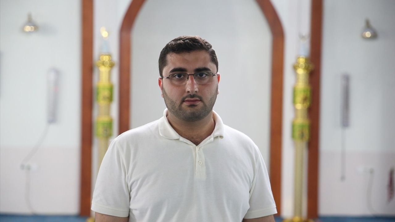 Sakarya'da Camide Bıçakla Zarar Vermek İsteyen Kişiyi Müezzin Engelledi