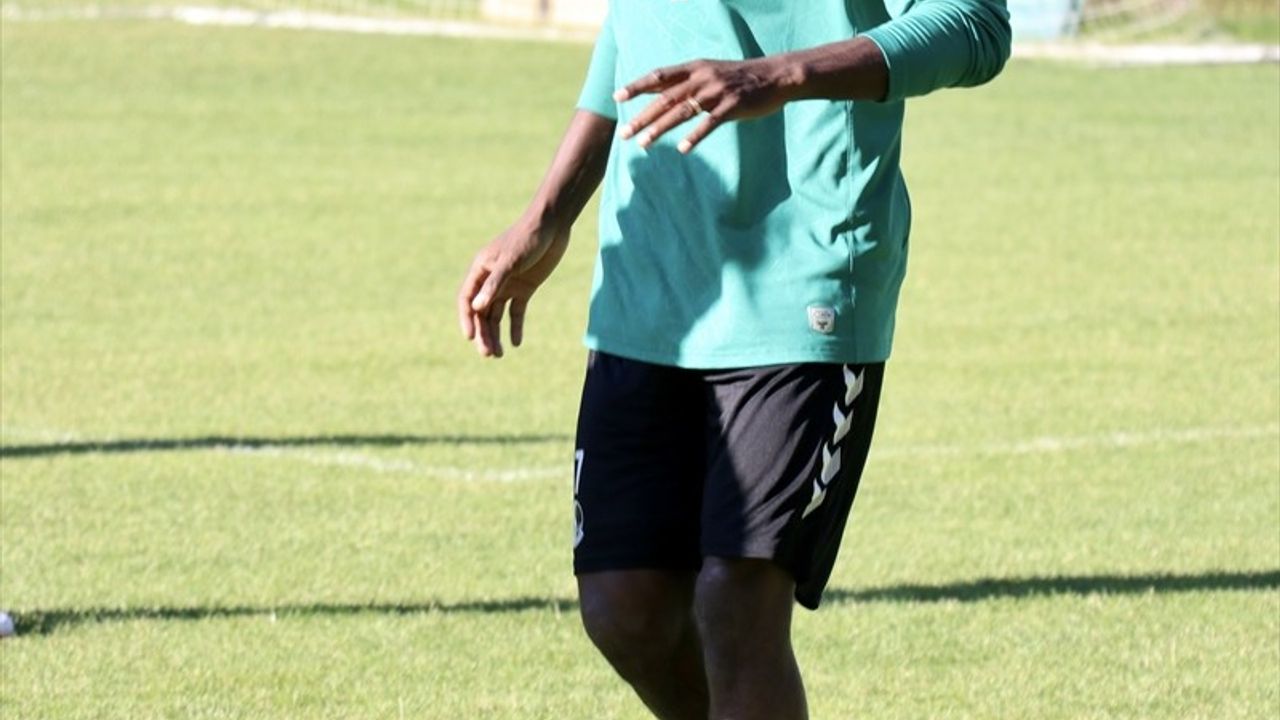 Sakaryaspor'un Yeni Yüzleri Salih ve Gradel, Süper Lig Hedefiyle Hazırlanıyor