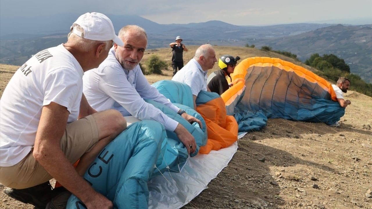 Samsun'da Yamaç Paraşütü Yarışması Heyecanı Yaşanıyor