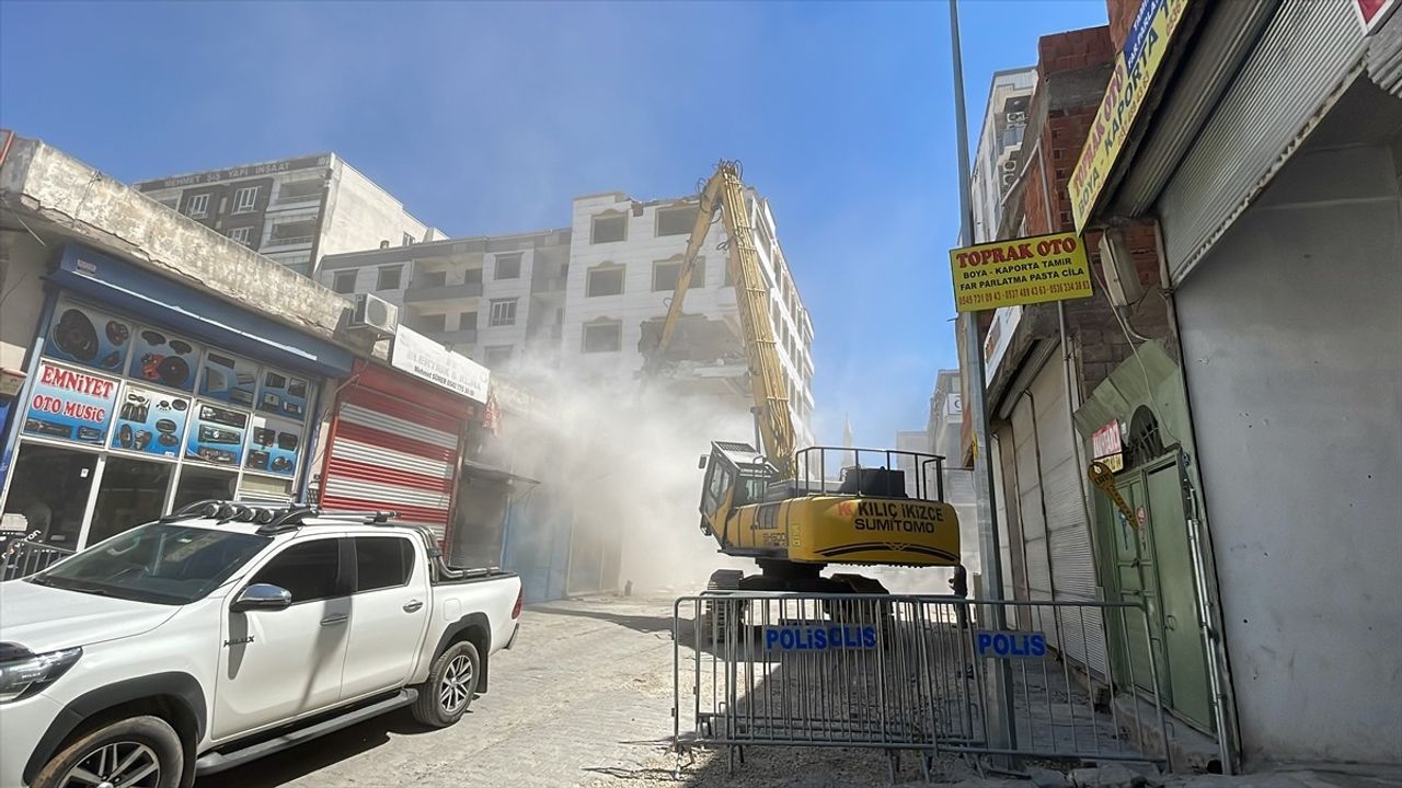 Şanlıurfa'da Depremzede Binaların Yıkımı Devam Ediyor