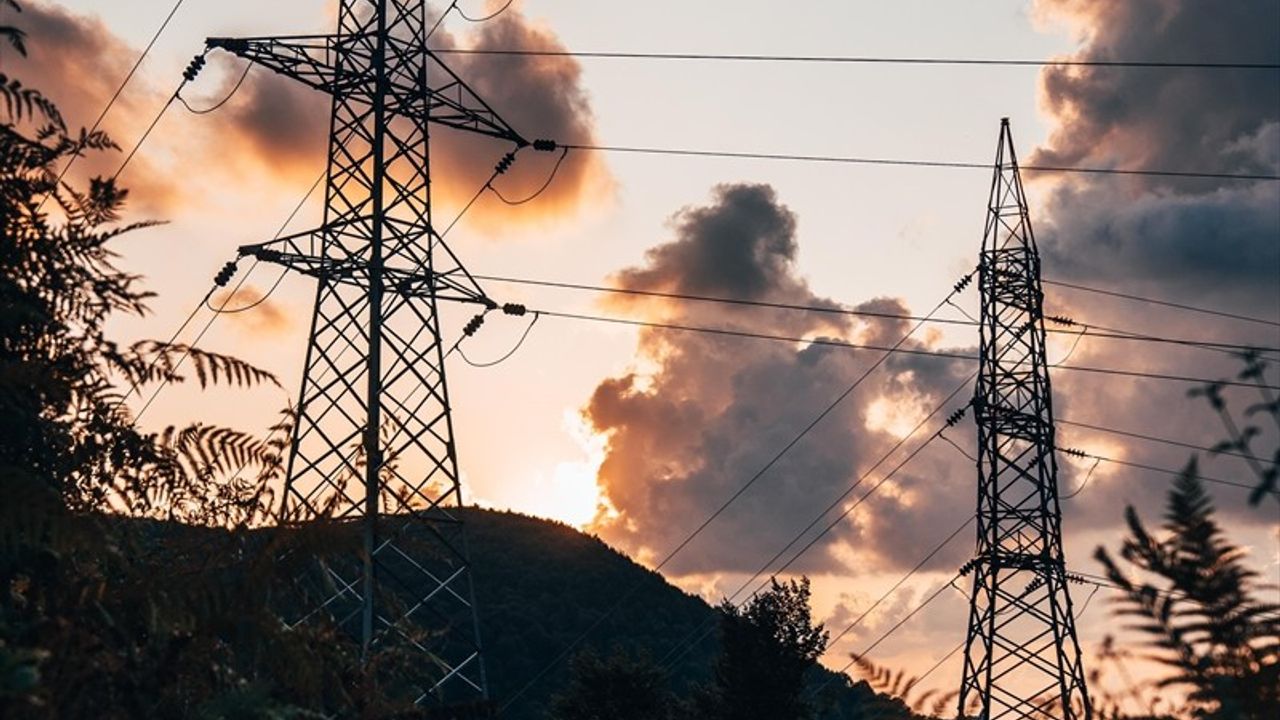 Toroslar EDAŞ ve AYEDAŞ, Rekor Sıcaklıklarda Elektrik Akışını Sürdürüyor