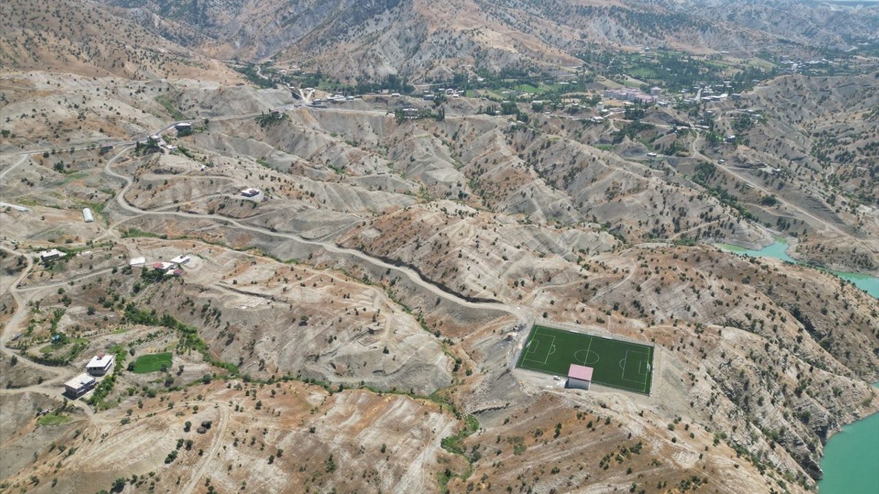 Uludere Genç Sporcuları Baraj Gölü Manzaralı Statta Antrenman Yapıyor