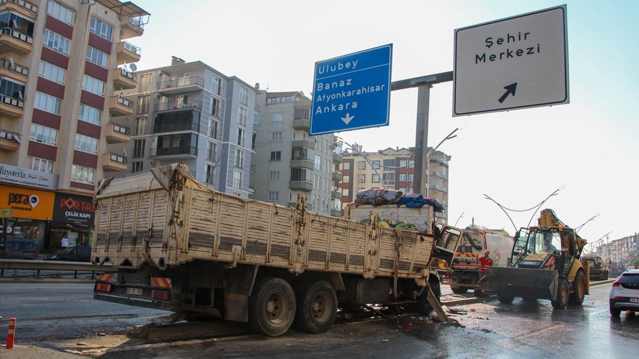 Uşak'ta Trafik Kazası: Sürücü Hayatını Kaybetti