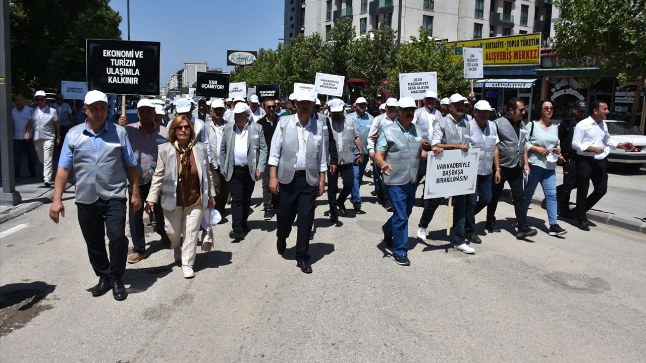 Van'da Uçak Sefer Sayıları İçin Farkındalık Yürüyüşü Düzenlendi