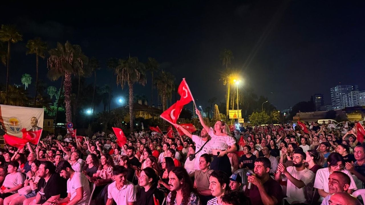 Adana'da A Milli Kadın Voleybol Takımı'nın Yarışına Büyük İlgi