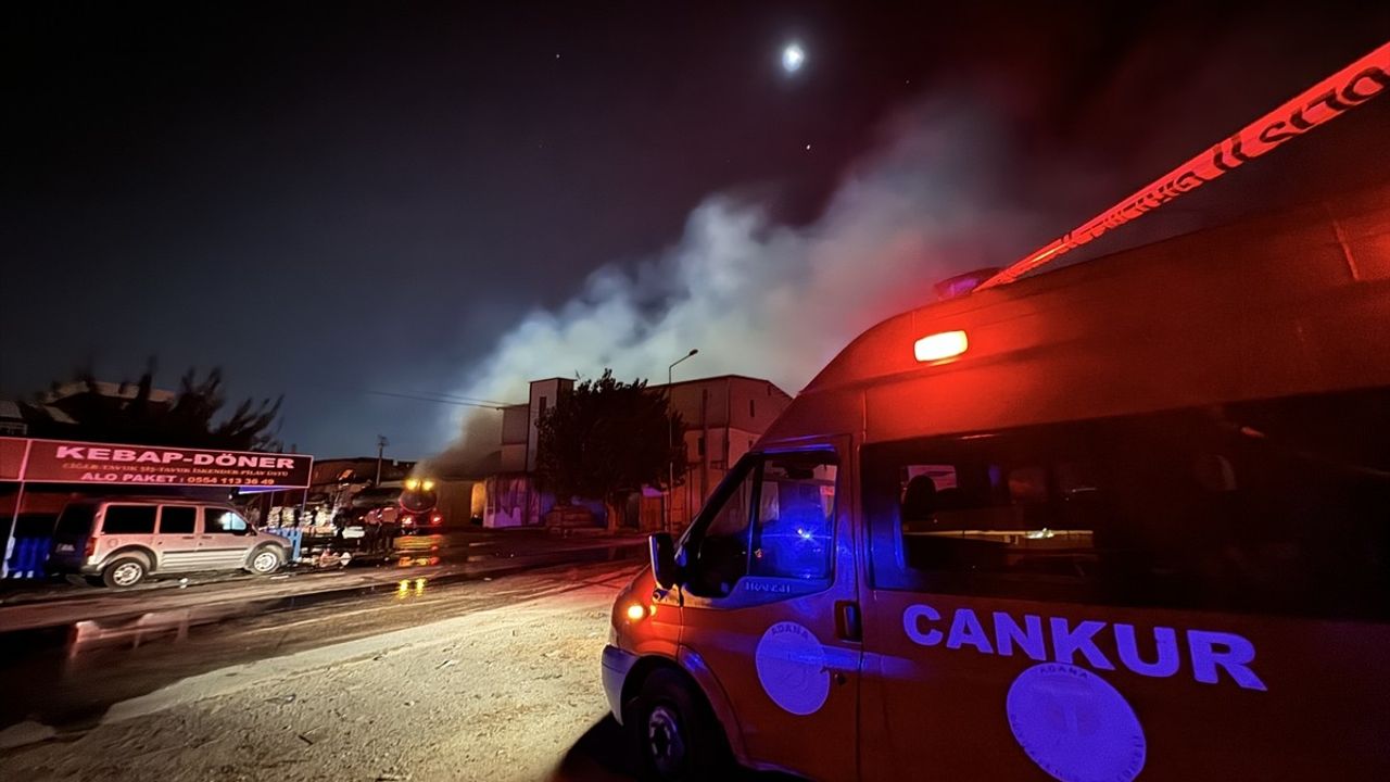 Adana'da MobilyAcılar Sitesi'nde Yangın: 6 İş Yeri Zarar Gördü