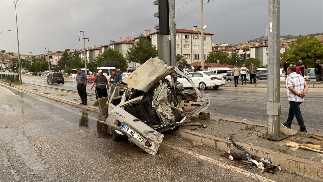 Afyonkarahisar'da Zincirleme Trafik Kazası: 2 Ölü, 12 Yaralı