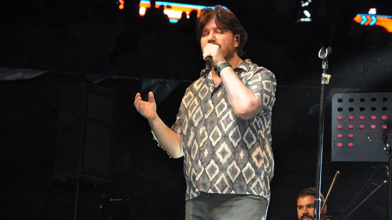 Ahmet Şafak Adana'da Muhteşem Bir Konser Verdi