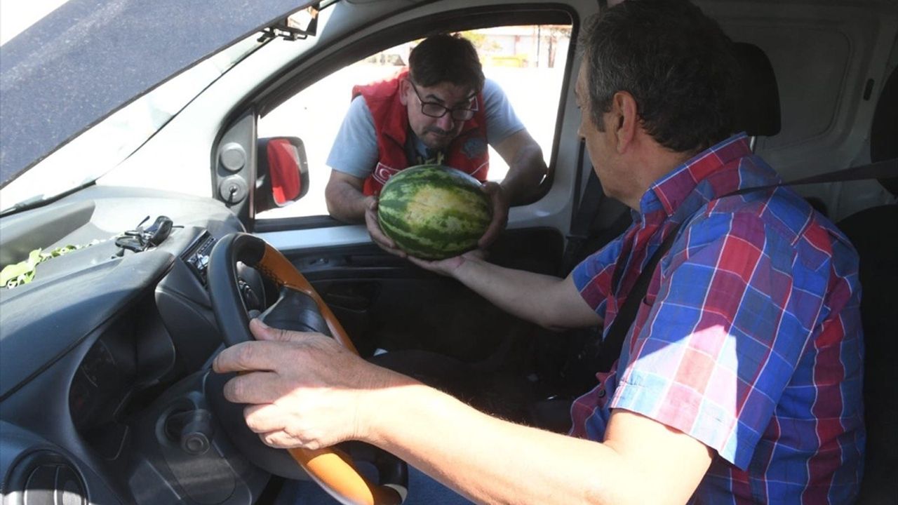 Aksaray Belediyesi'nden Yaz Sıcağında Karpuz İkramı