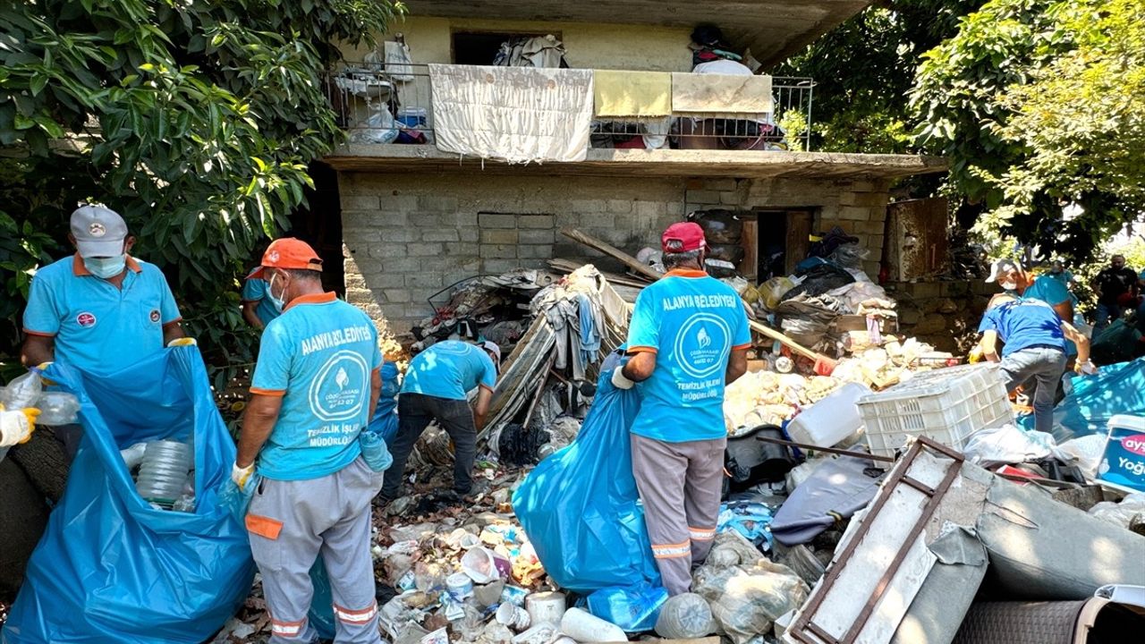 Alanya'da Bir Evden 4 Kamyon Çöp Çıkarıldı