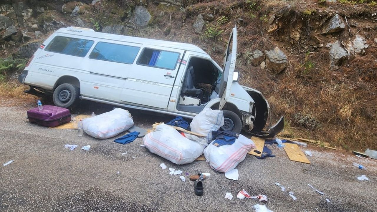 Alanya'da Minibüs Devrildi, 6 Kişi Yaralandı