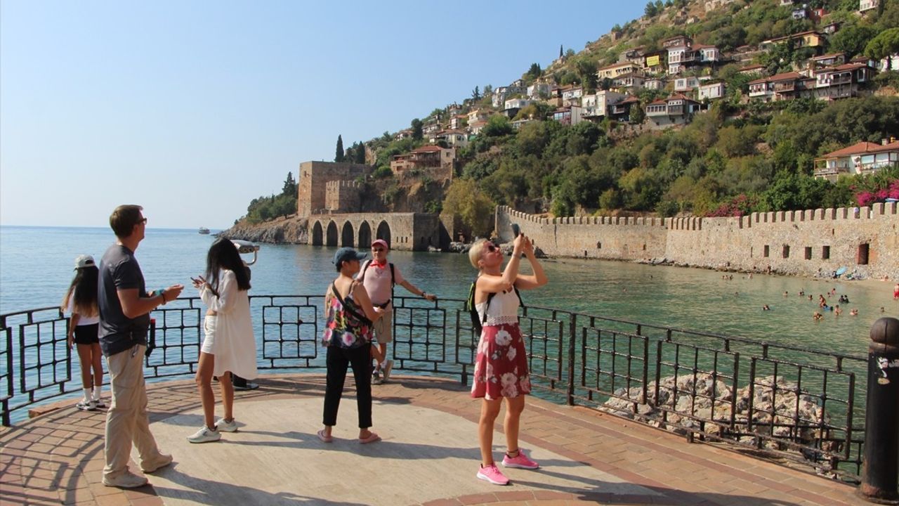 Alanya Limanı'na 'Azamara Journey' Kruvaziyeri Demirledi