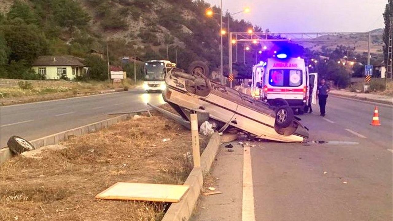 Amasya'da Aydınlatma Direğine Çarpan Otomobilde 4 Yaralı