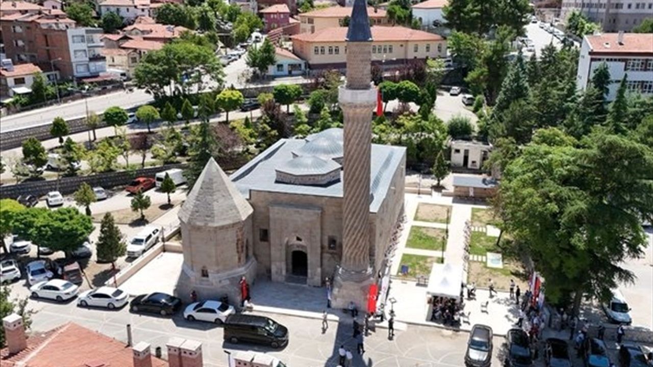 Amasya'daki Burmalı Minare Camisi Yeniden İbadete Açıldı