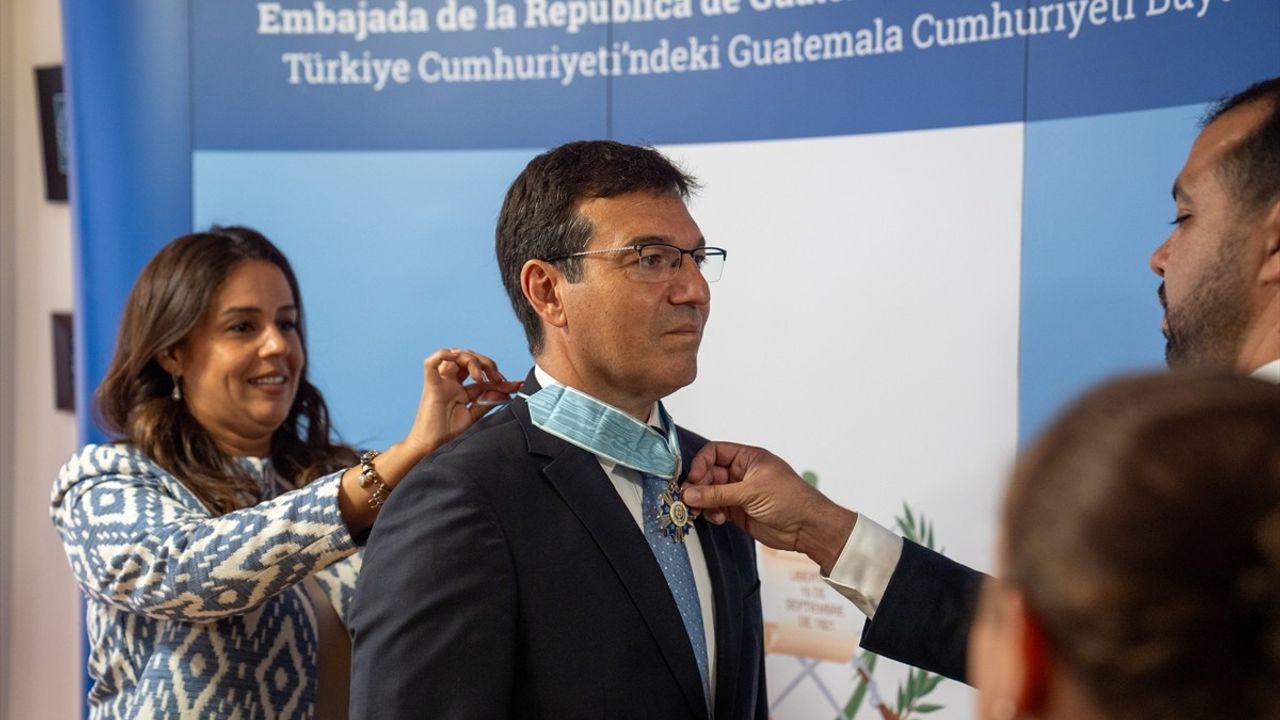 Ankara'da Büyükelçi Aytun'a Quetzal Nişanı Verildi