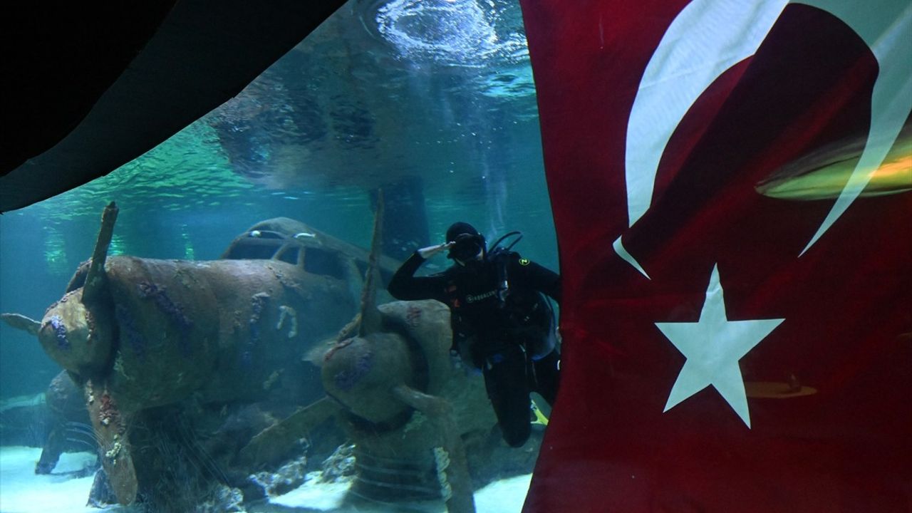 Antalya Akvaryum'da 30 Ağustos Zafer Bayramı Kutlaması