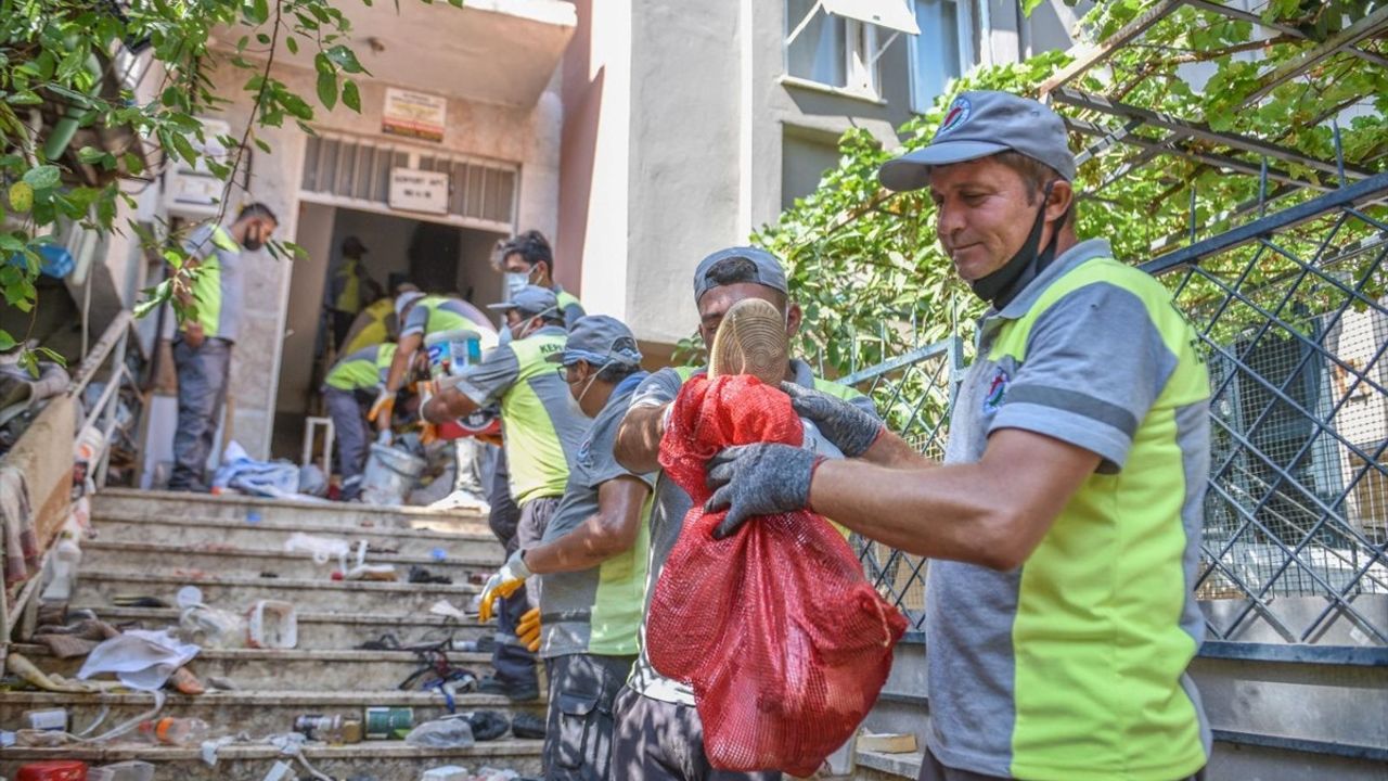 Antalya'da 6 Kamyon Çöp Temizlendi