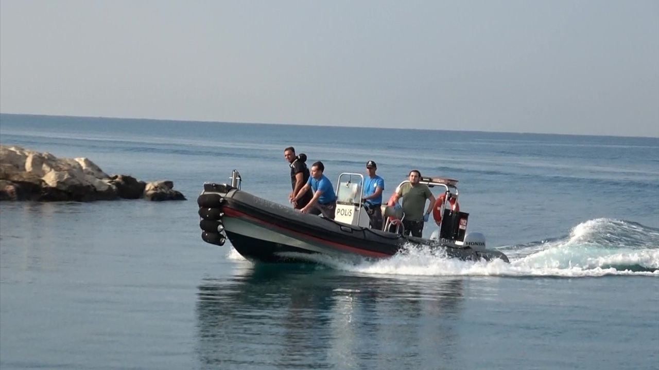 Antalya'da Falezlerden Düşen Kadın Deniz Polisi Tarafından Kurtarıldı