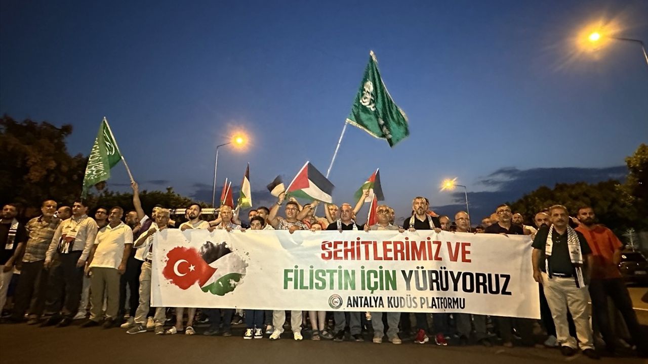 Antalya'da Gazze İçin Yürüyüş Gerçekleşti