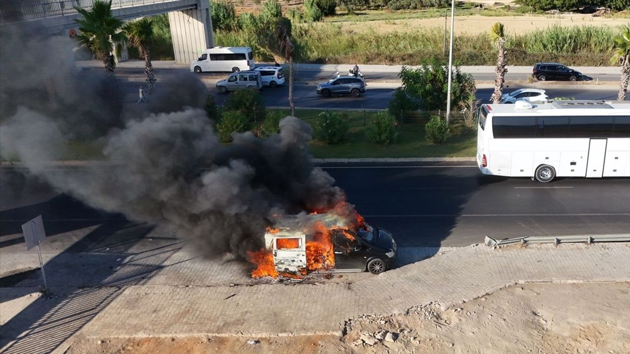 Antalya'da Seyir Halindeki VIP Minibüs Yangını