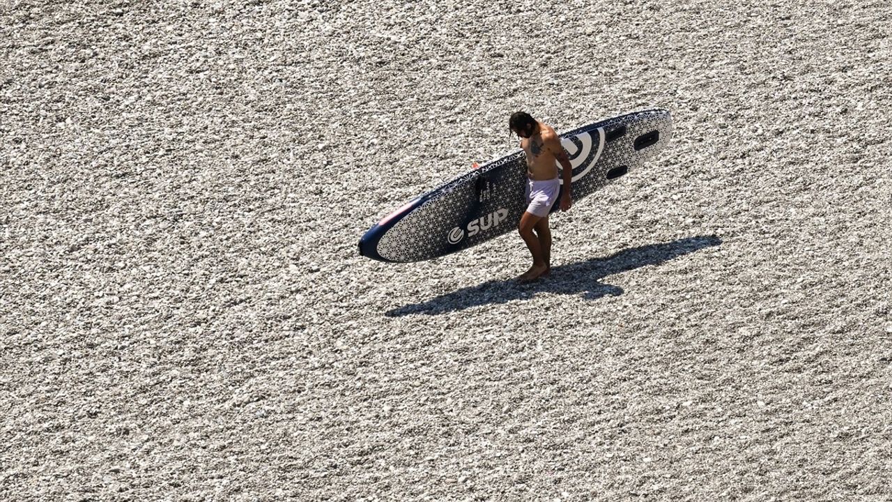 Antalya'da Sıcak Havadan Kaçış: Sahiller Dolup Taştı