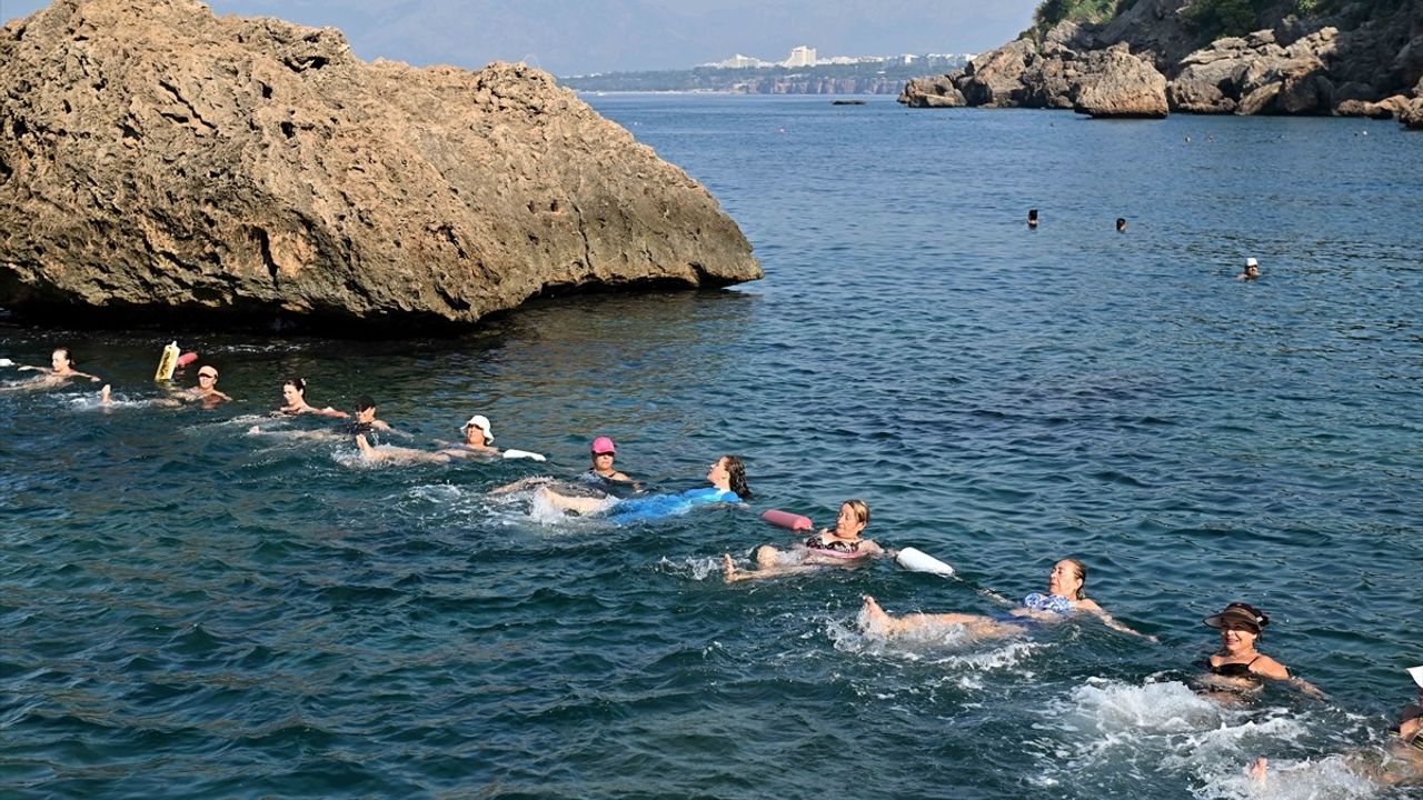 Antalya'da Su Cimnastiği Kursları Büyük İlgi Görüyor