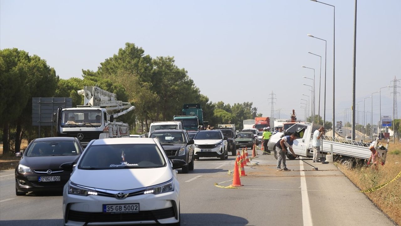 Antalya'da Trafik Kazası: Sürücü Hayatını Kaybetti