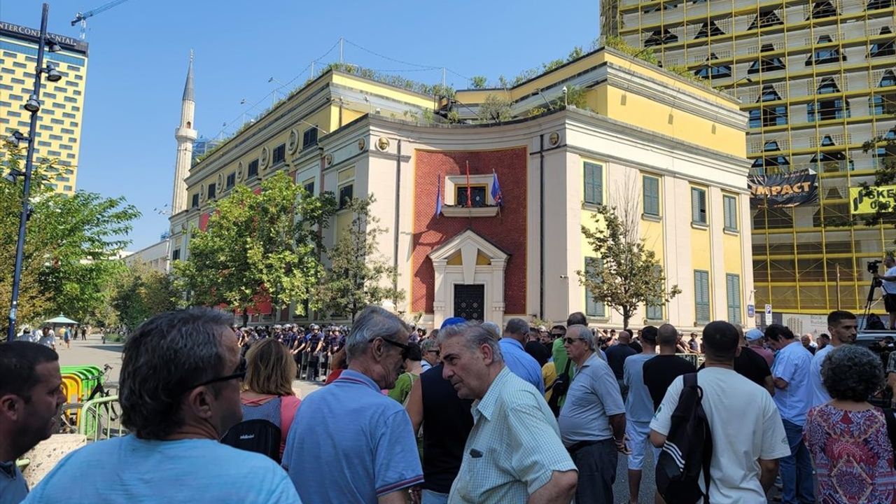 Arnavutluk'ta Protestolar Sürüyor: Belediye Başkanı Veliaj'a İstifa Çağrısı