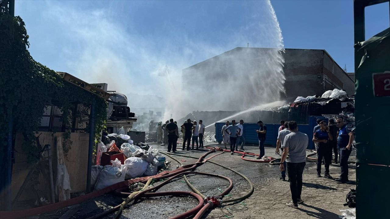 Avcılar'da Hurda Deposunda Yangın Söndürüldü