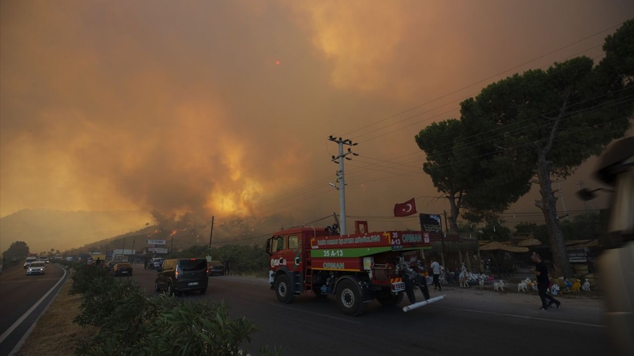 Aydın Germencik'te Zeytinlik ve Ormanlık Alan Yangınına Müdahale Devam Ediyor