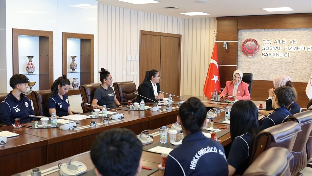 Bakan Göktaş Ağrı ve Hakkari Kadın Futbol Takımlarıyla Buluştu