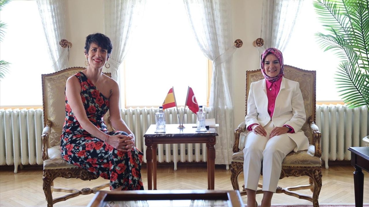 Bakan Göktaş, İspanyol Mevkidaşı ile Görüşerek Filistin'deki Soykırım İddialarını Gündeme Taşıdı