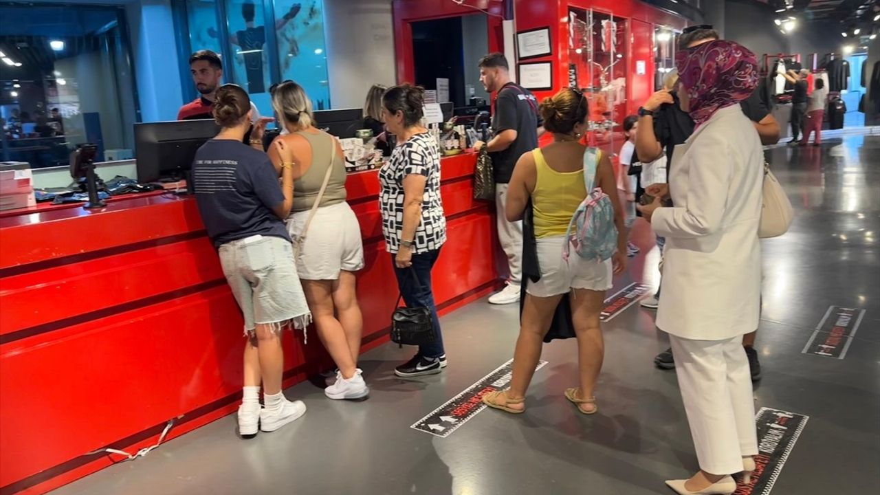 Bakan Göktaş, Kartal Yuvası'nda Alışveriş Yaptı