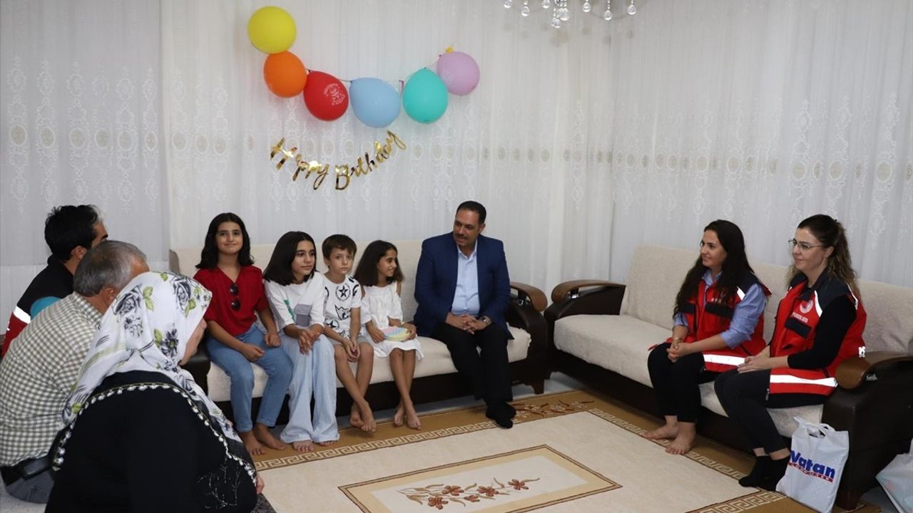 Bakan Göktaş'tan Depremzede Vuslat Rana'ya Doğum Günü Sürprizi