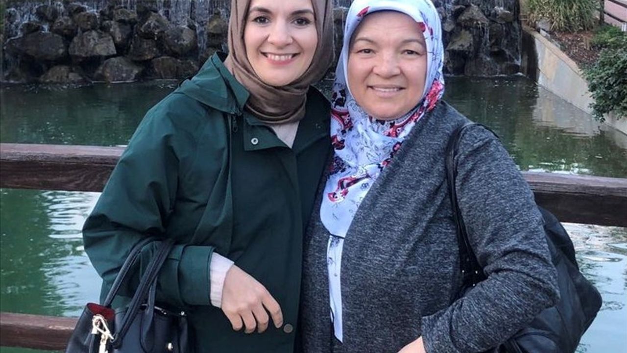 Bakan Göktaş'tan Yusuf Dikeç'e Annesiyle Destek
