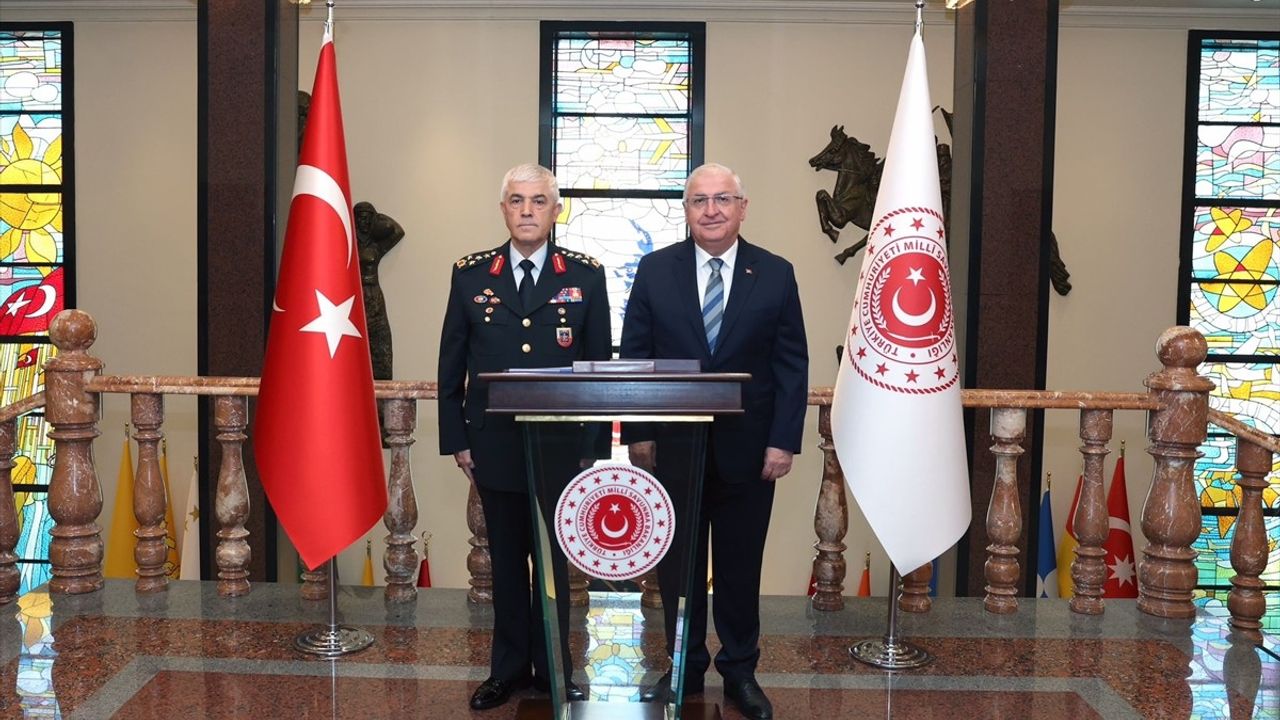 Bakan Güler, Emekliye Ayrılan Jandarma Genel Komutanı Çetin'i Ağırladı