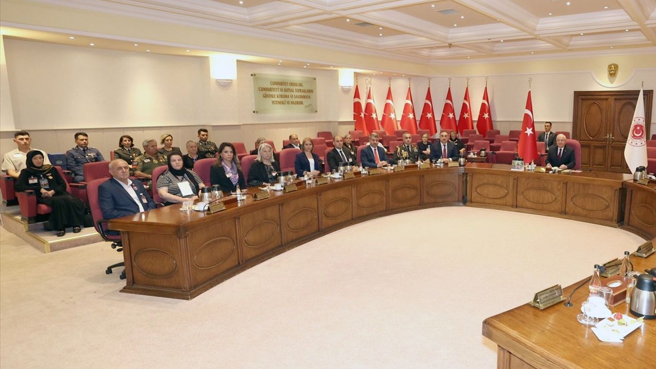 Bakan Güler, Karabağ Şehit Ailelerini Ağırladı