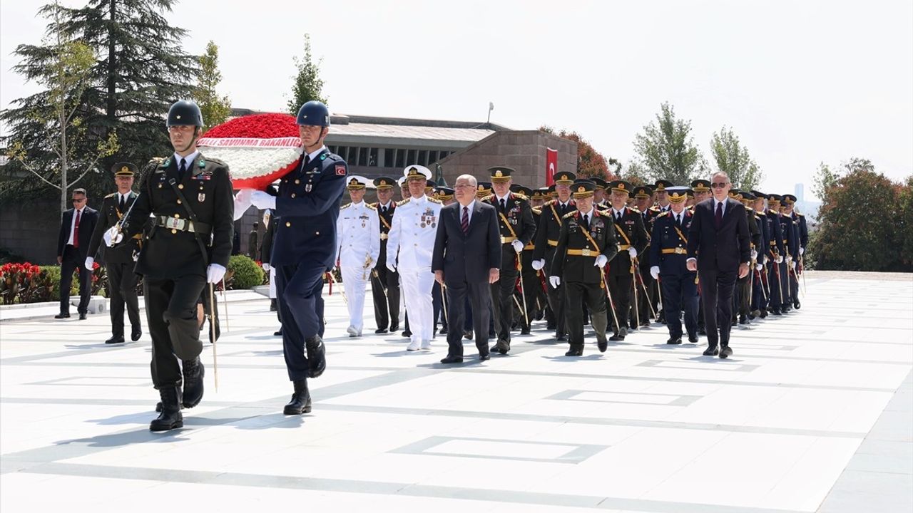 Bakan Güler ve Komutanlar Devlet Mezarlığı'nı Ziyaret Etti