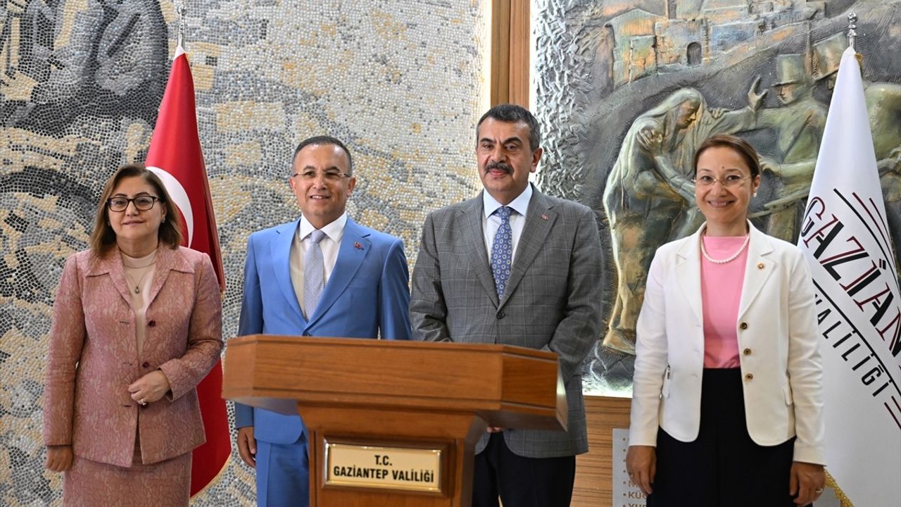 Bakan Tekin Gaziantep'te Hem İdari Temaslar Hem Eğitim Toplantısı