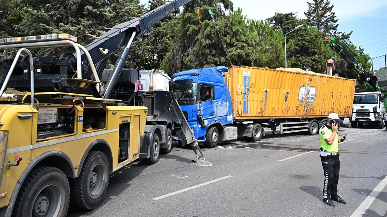 Bakırköy'de Üst Geçide Çarpan Tırın Devrilmesi Sonucu 6 Kişi Yaralandı