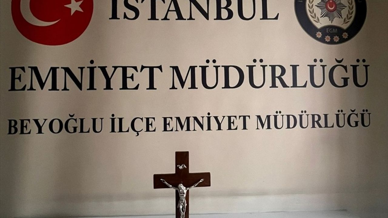 Beyoğlu'nda Kiliseden Haç Alan Şüpheli Tutuklandı