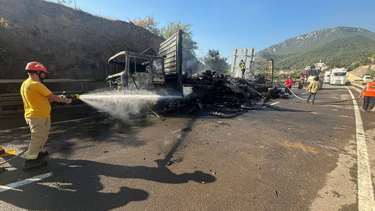 Bilecik'te Seyir Halindeki Tırda Yangın Çıktı