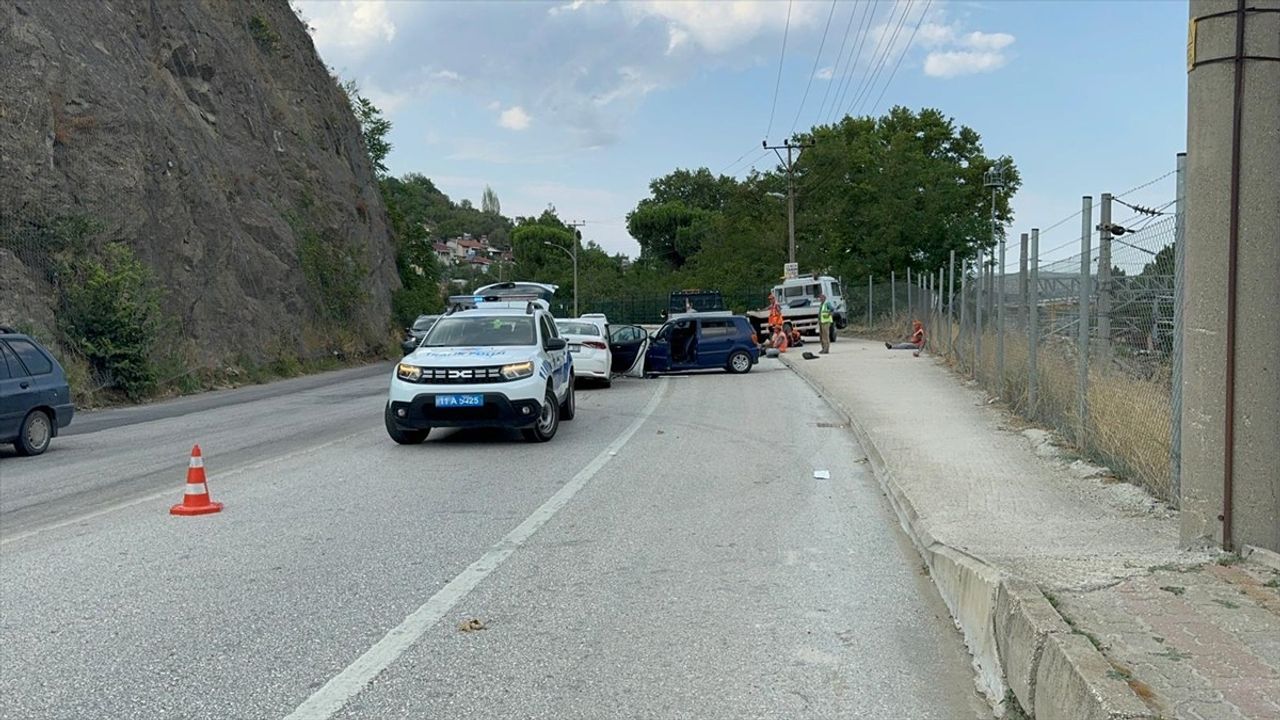 Bilecik'te Trafik Kazası: 1 Ölü, 2 Yaralı