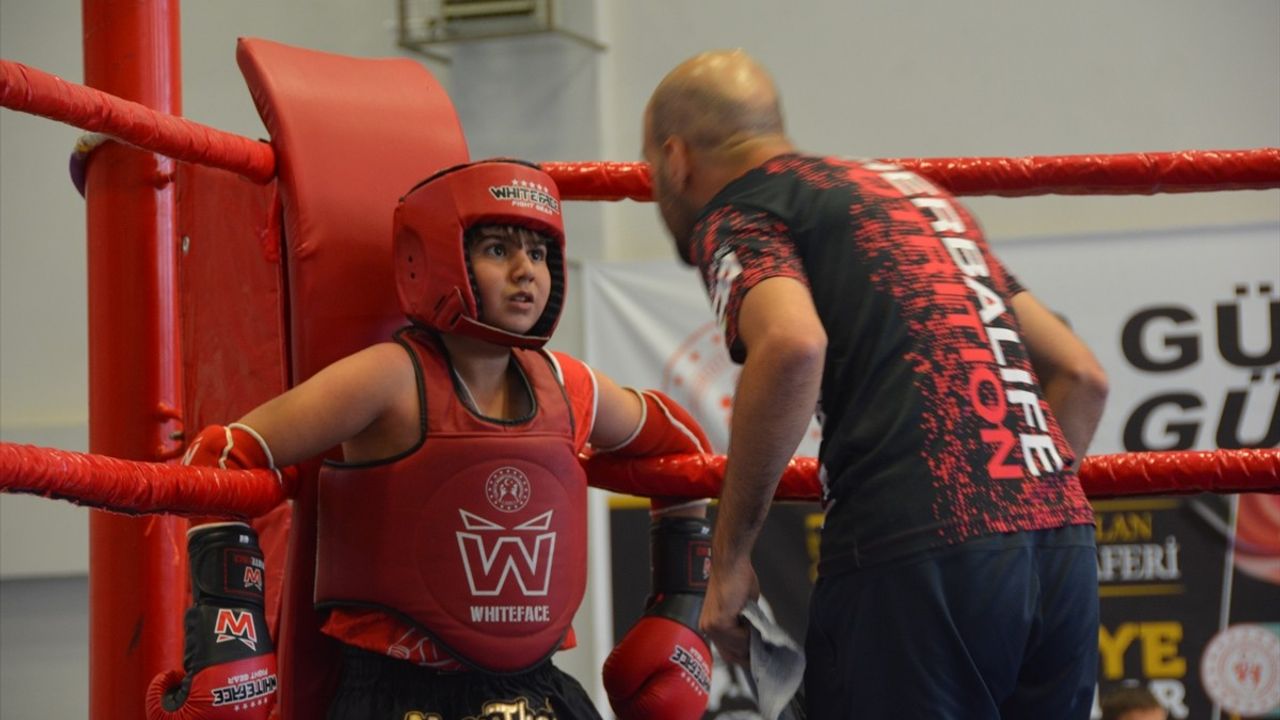 Bitlis'te Minikler ve Yıldızlar Muaythai Şampiyonası Tamamlandı